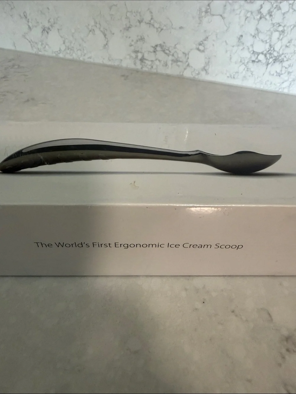 Midnight Kitchen Tools Ergonomic Ice Cream Scoop - shiny stainless steel